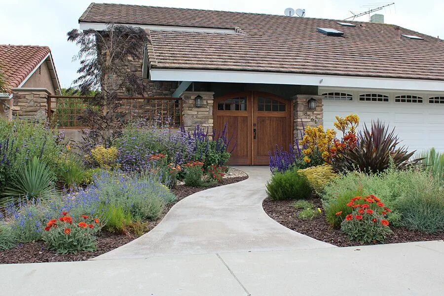 Планировка перед домом California Friendly ® Garden Design Ideas Xeriscape front yard, Walkway landscap