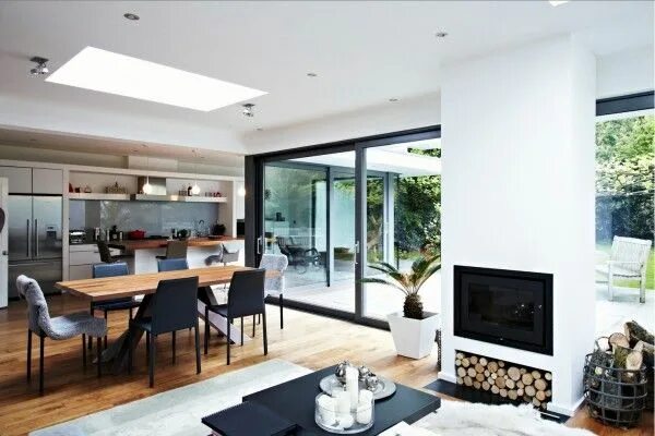 Планировка с кухней в центре дома House With Floor To Ceiling Glass And Beautiful Nature Views House extension des