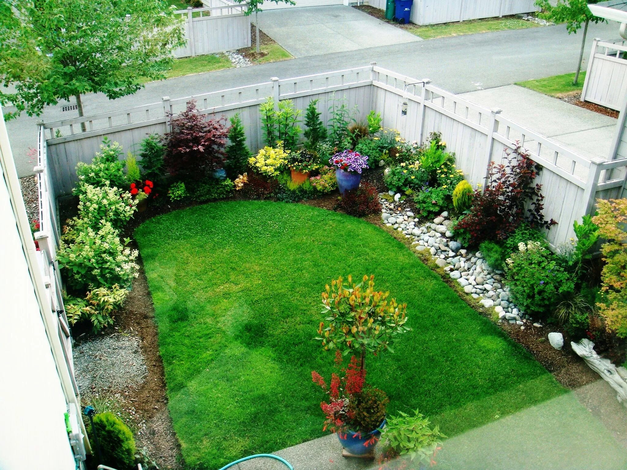 Планировка садового участка фото Garden Designers Roundtable: Designers Home Landscapes Small backyard gardens, S
