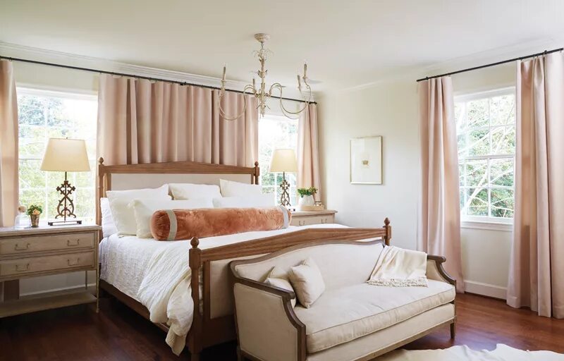 Планировка спальни с двумя окнами French Connection Chic bedroom design, Bedroom design, Chic bedroom