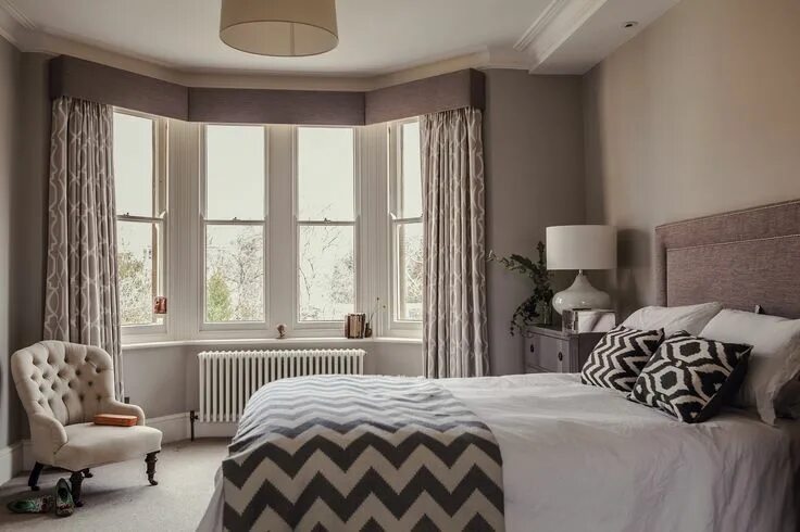 Планировка спальни с двумя окнами Serene and inviting transitional style residence in Oxford Bedroom interior, Mod