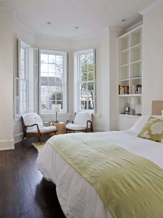 Планировка спальни с эркером organic and clean Bedroom seating area, Bedroom seating, White bedroom design