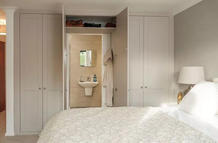 Планировка спальни со шкафом From handbags to an en suite Bedroom built in wardrobe, Ensuite shower room, Bed