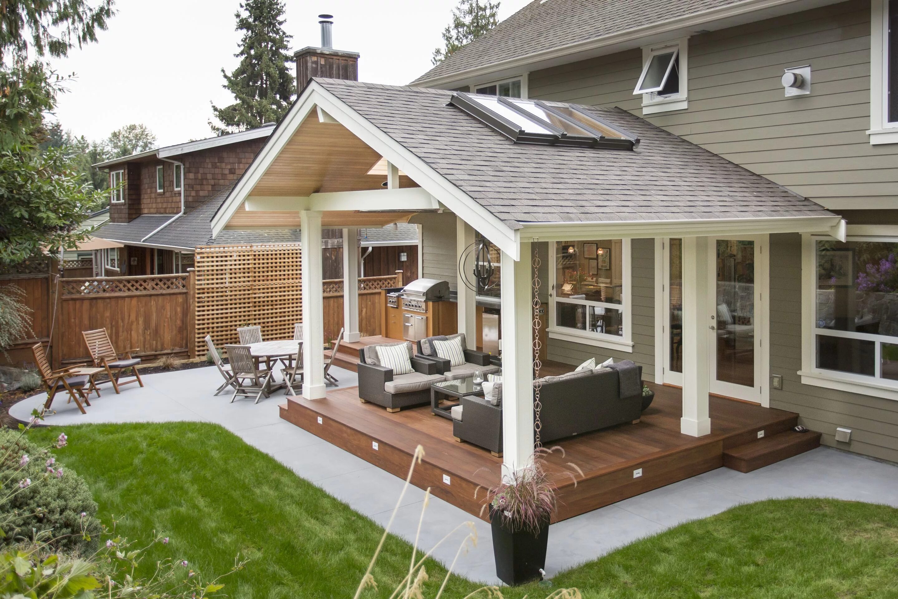 Планировка террасы в частном доме Outdoor Kitchen in a Transitional Style by Synthesis Design Covered patio design