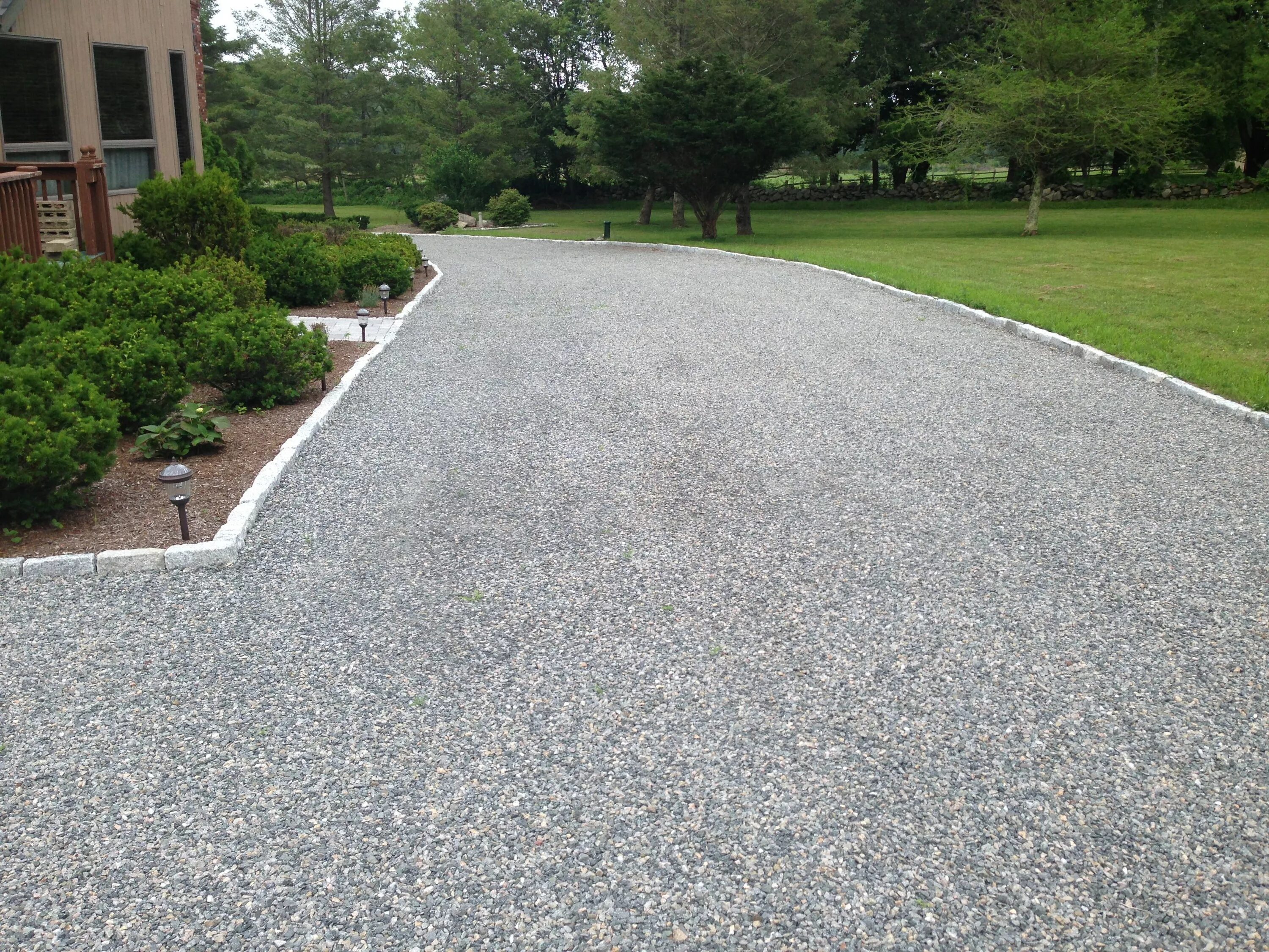 Планировка территории щебнем Bluestone Driveway with Cobblestone Border