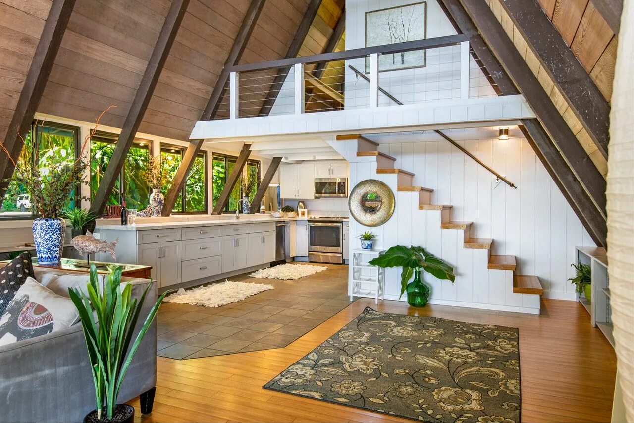 Планировка треугольного дома внутри фото The A-Frame Home Becomes a Thing Again Casas com moldura, Casa em triângulo, Pla