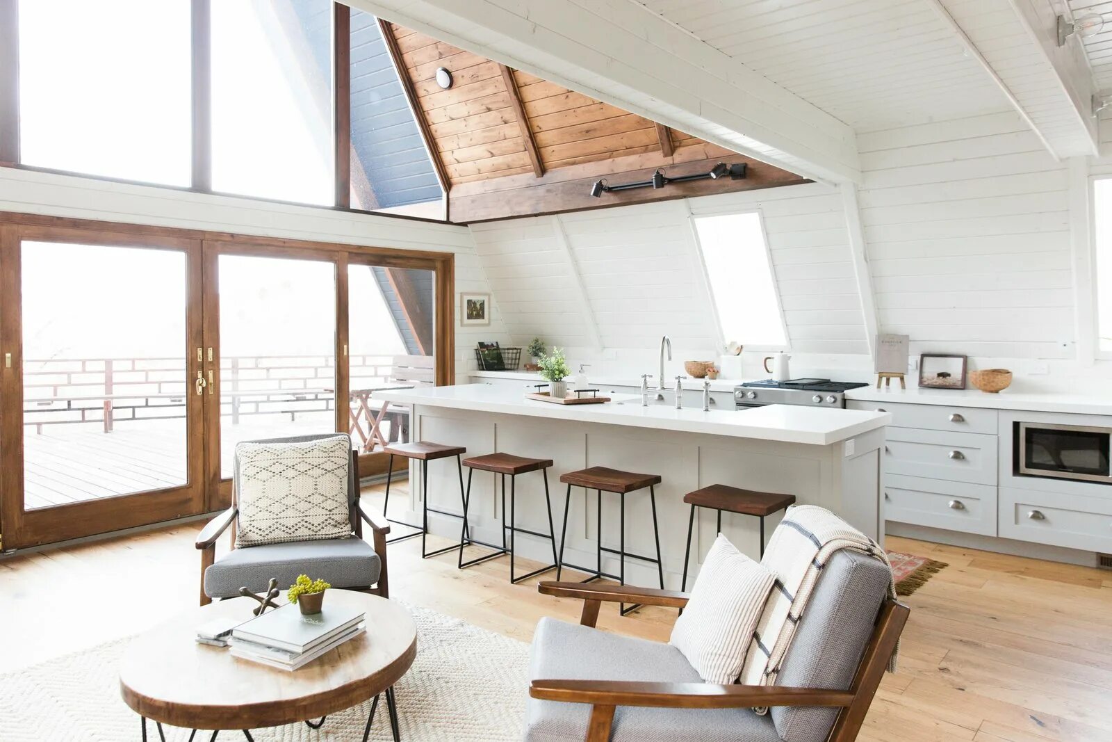 Планировка треугольного дома внутри фото Kitchen White Medium Hardwood Laminate Photos from Before & After: An A-Frame Ca