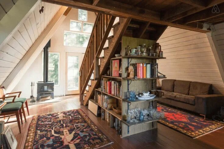 Планировка треугольного дома внутри фото Redwoods A-Frame Tiny House Amazes Guests Around The Globe A frame house, A fram