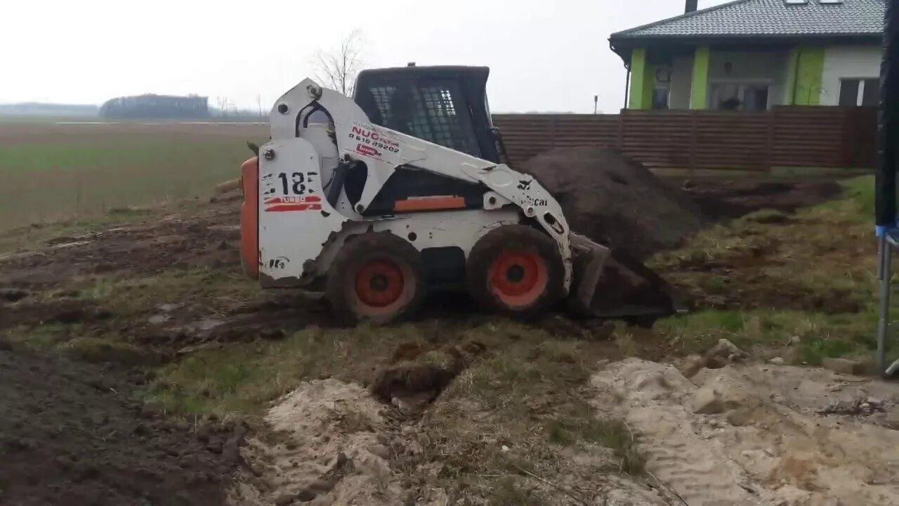 Планировка участка бобкэтом в калуге BobCat выравнивает участок - YouTube