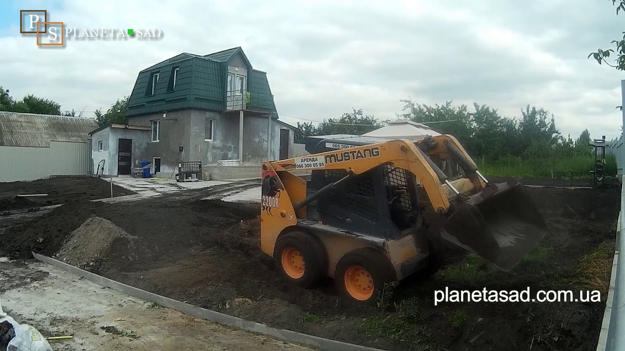 Планировка участка мини экскаватором видео Планировка чернозема на участке с помощью BobCat - YouTube