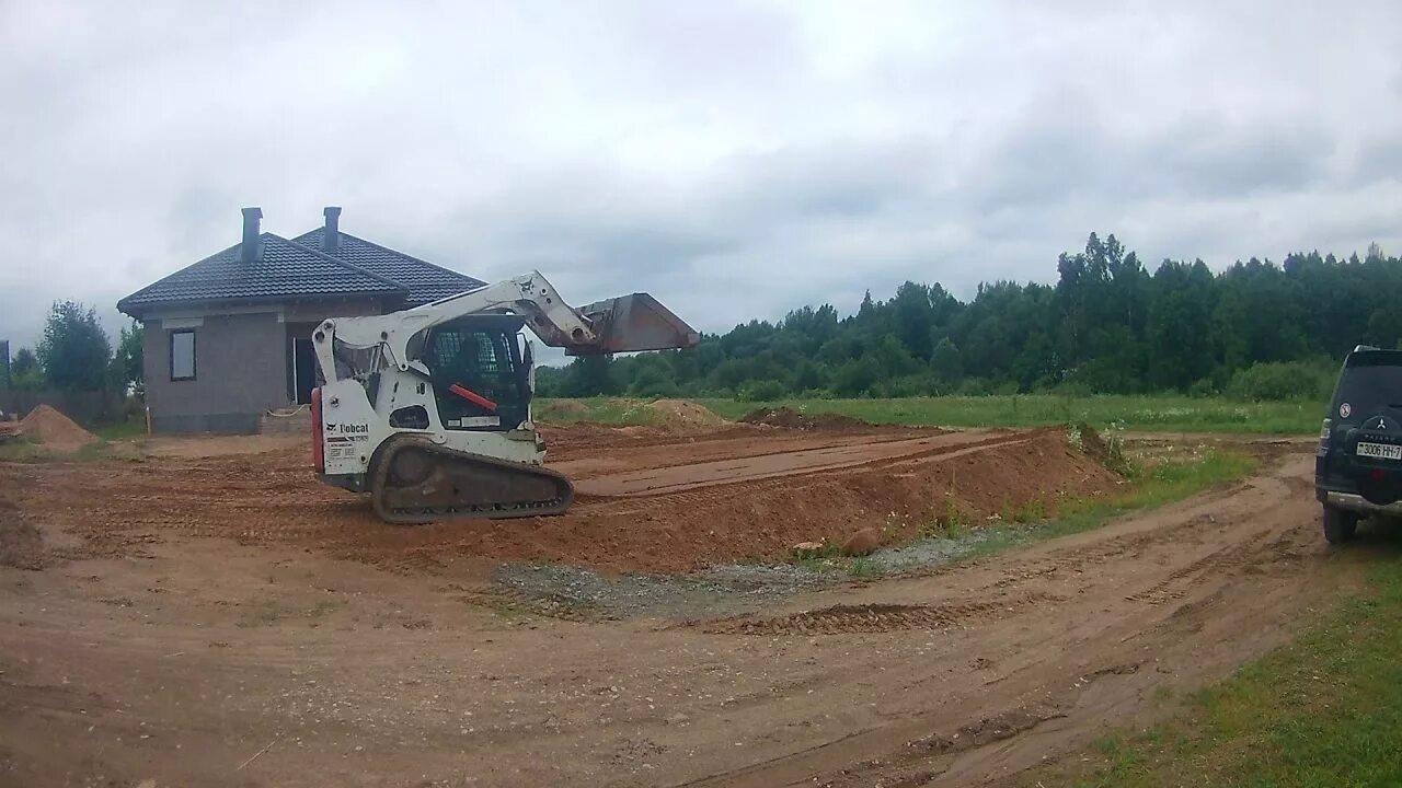Планировка участка мини экскаватором видео Планировка песка по участку мини-погрузчиком Bobcat T750 в Дзержинском р-не РБ. 