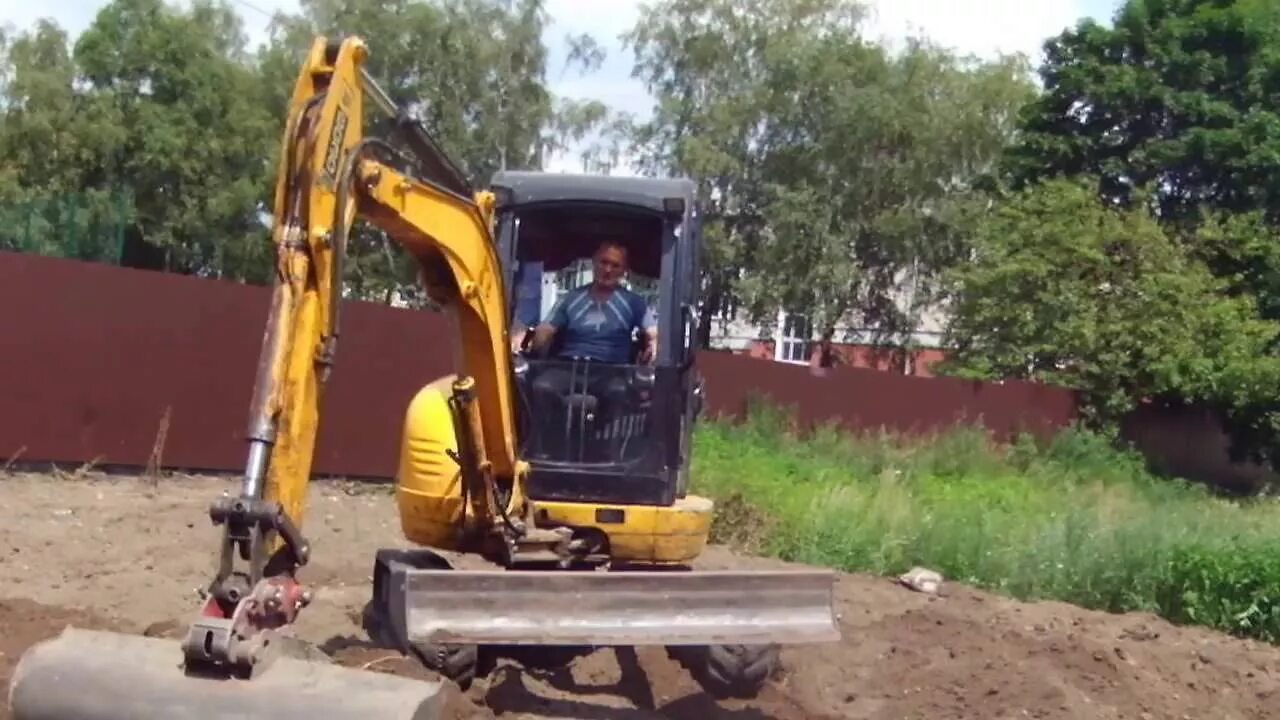 Планировка участка мини экскаватором видео Планировка участка на склоне мини-экскаватором - steh39.ru - YouTube
