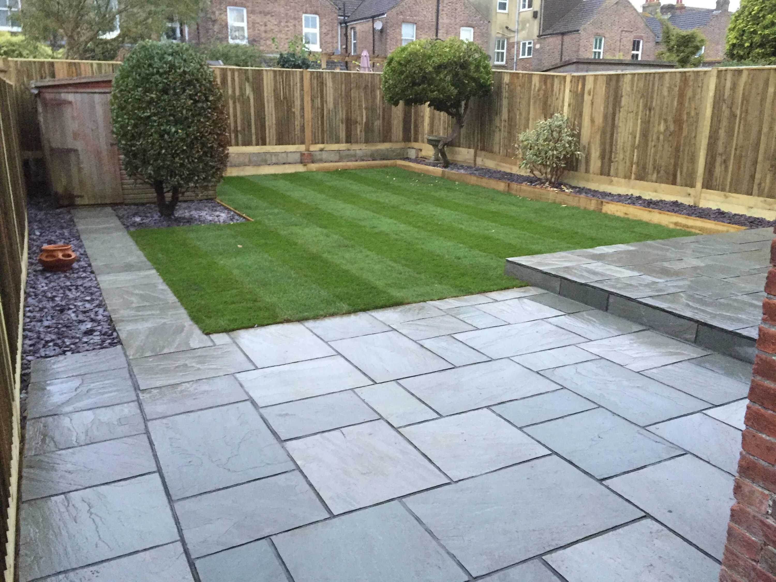 Планировка участка под плитку grey sandstone paving with dark grey pointing Garden paving, Patio garden design