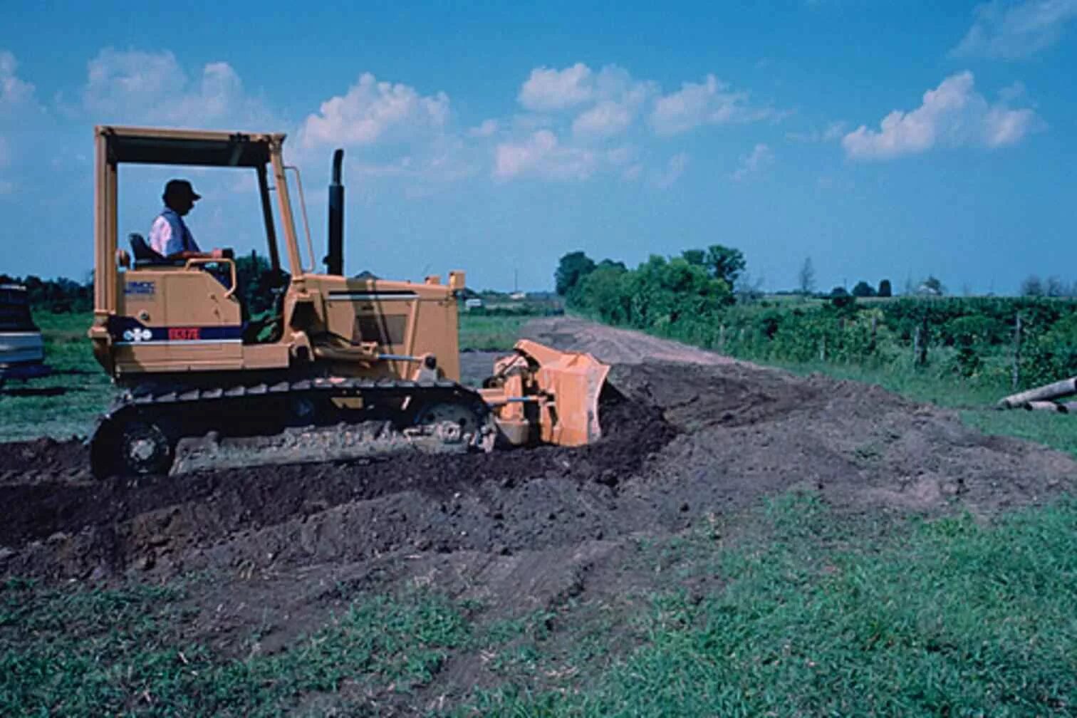 Планировка участка с использованием бульдозер или экскаватора File:Land leveling by bulldozer.jpg - Wikimedia Commons