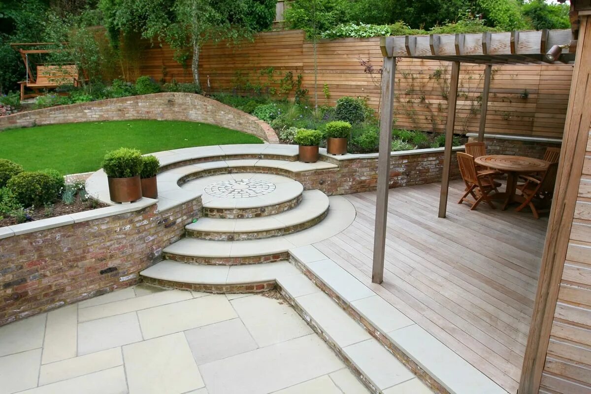 Планировка участка с перепадом высот Garden Design in London by The Garden Builders, Landscape Design Small garden la