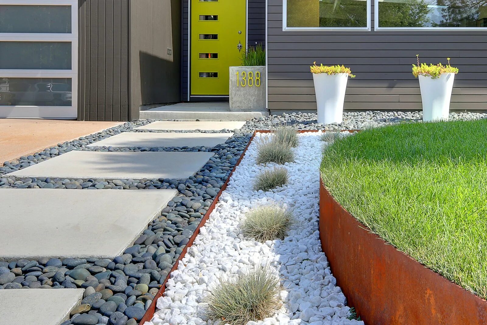 Планировка участка щебнем Photo 4 of 5 in Mile High Design: 5 Modern Homes in Denver by Luke Hopping from 