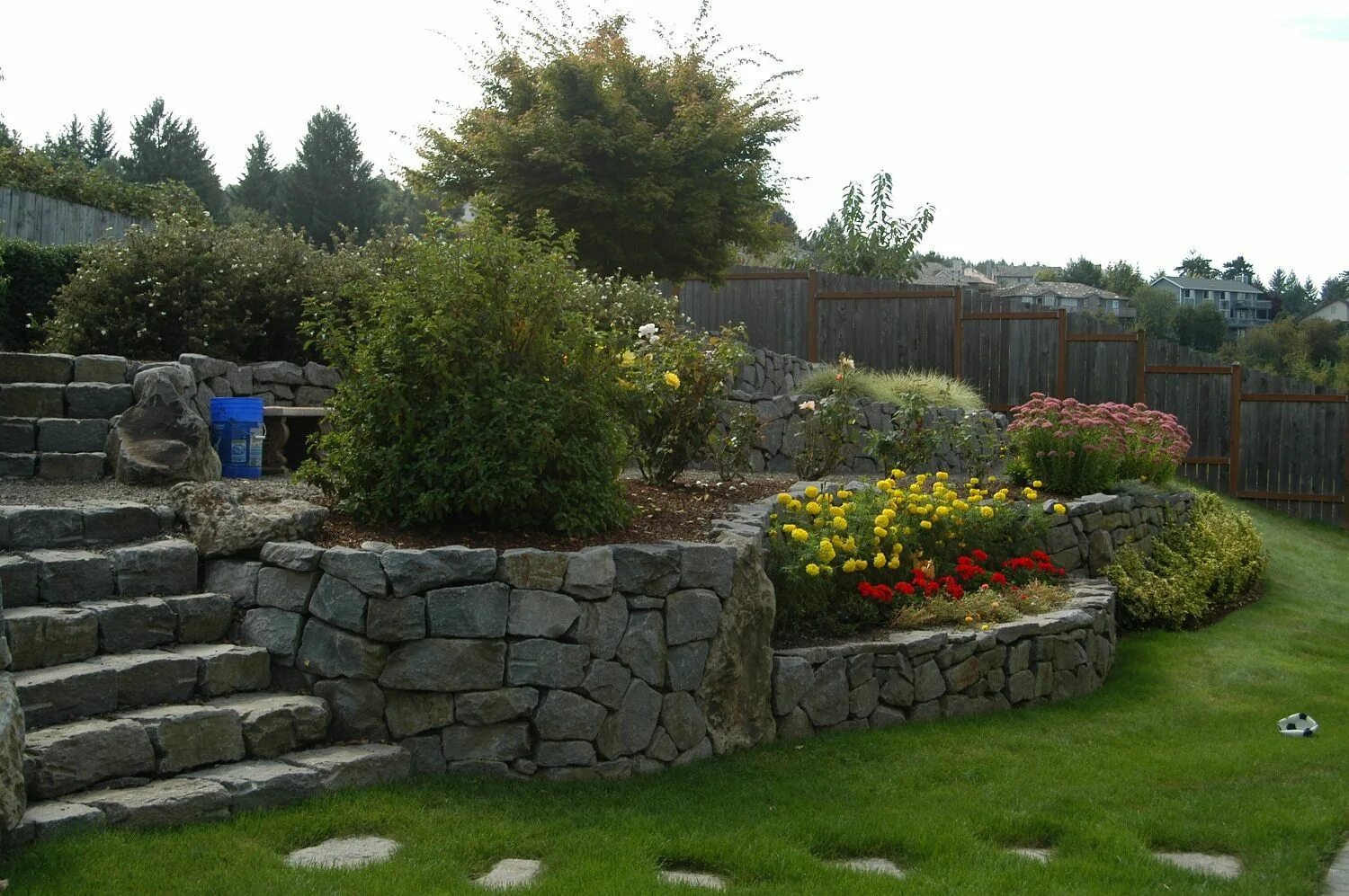 Планировка участка со склоном Backyard-landscaping-ideas-for-sloped-yard Задний двор на склоне, Ландшафтный ди