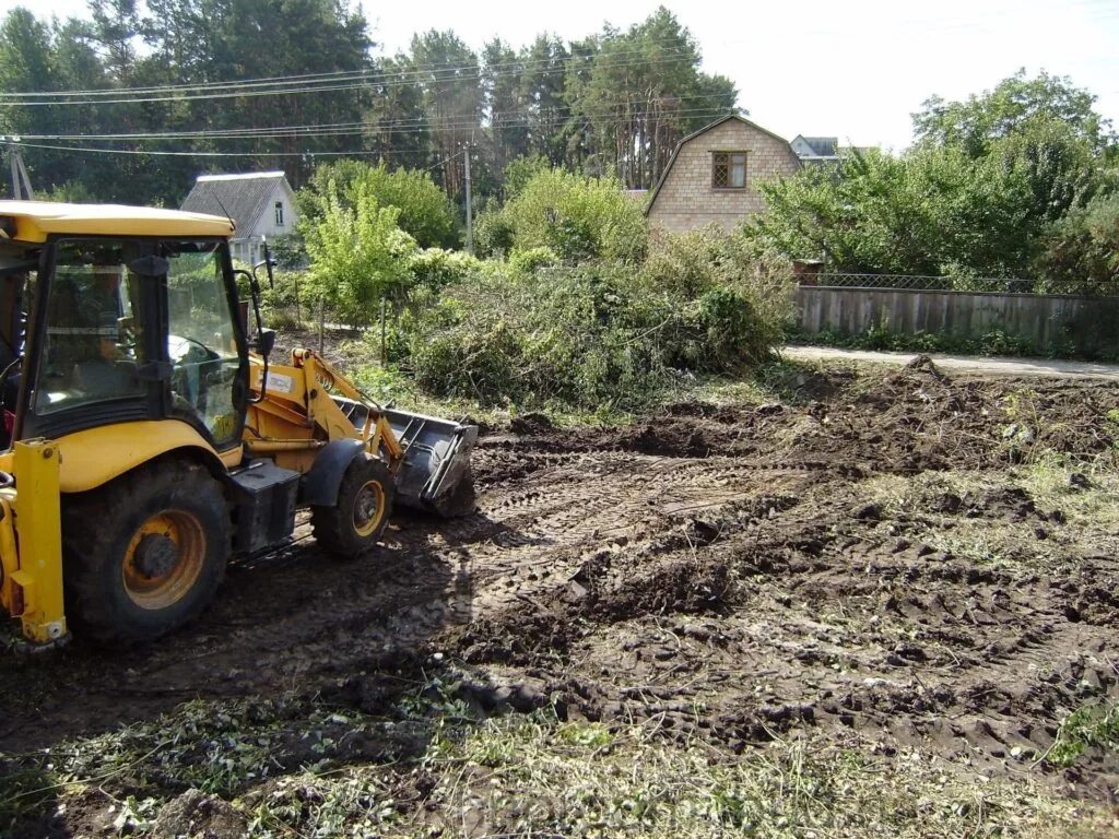 Планировка участка трактором Расчистка участка трактором - цена на чистку участка с помощью трактора за сотку