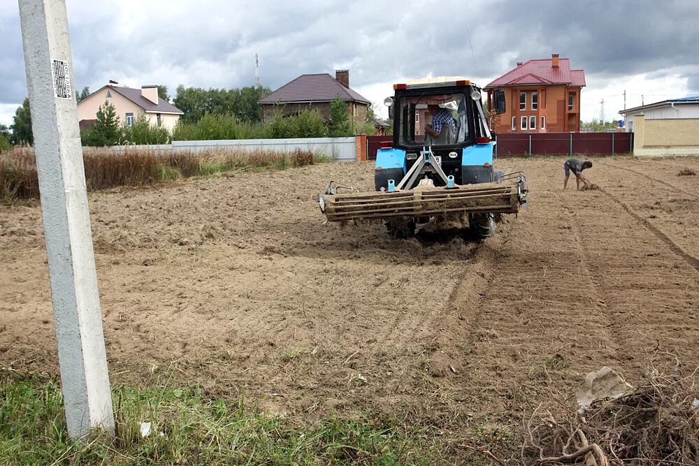 Планировка участка трактором Услуги по благоустройству/ландшафтному дизайну участков, расчистки и вывозу мусо