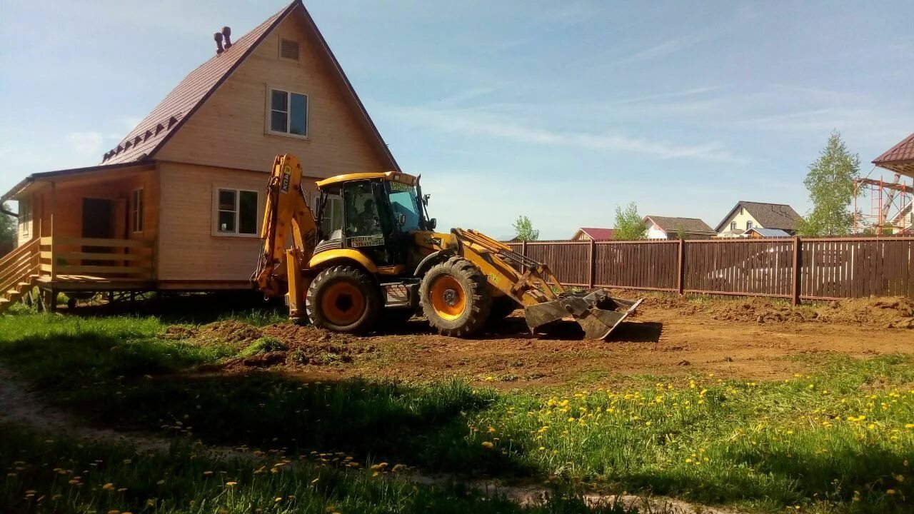 Планировка участка трактором jcb Выравнивание участка трактором, цены на заказ трактора для выравнивания участка 