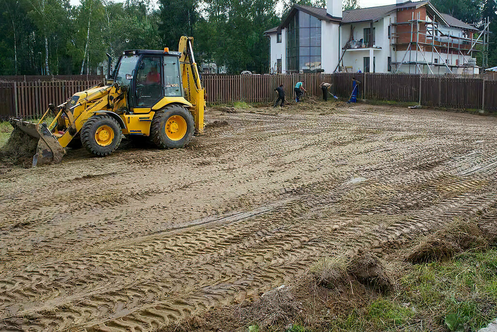 Планировка участка трактором jcb Арт-трак, аренда строительной и спецтехники, Московская ул., 19, микрорайон Клим