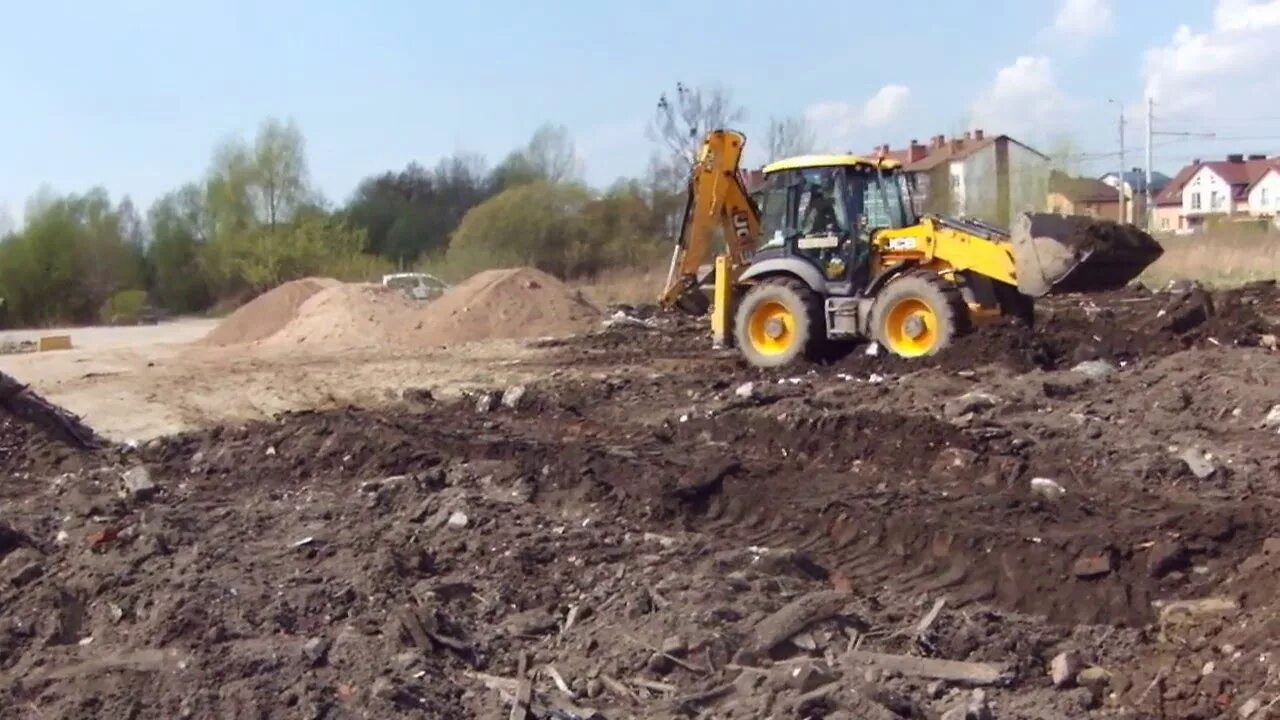Планировка участка трактором jcb Отсыпка участка под застройку погрузчиком JCB 4CX - steh39.ru - YouTube