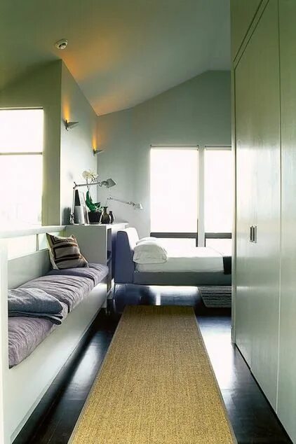 Планировка узкой длинной комнаты Banquettes can add function to awkward spaces. Have a sliver of space? Don’t let