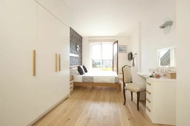 Планировка узкой длинной комнаты с одним окном шкаф и стол Narrow bedroom, Long narrow bedroom, Bedroom layouts