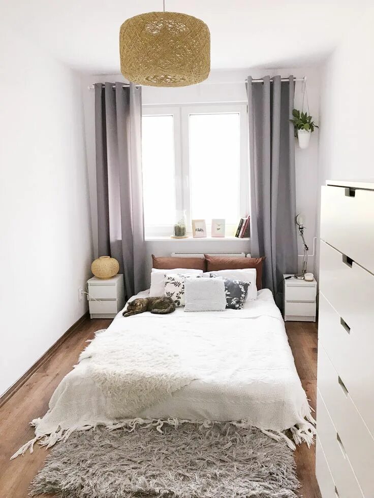 Планировка узкой спальни Wąska sypialnia w bloku z układem łóżka pod oknem Small bedroom, Bedroom interio