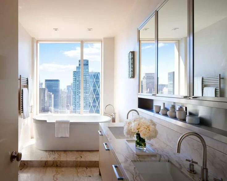 Планировка ванной комнаты с окном Shawn Henderson's Sophisticated Home Interior Designs New york apartment, Home i