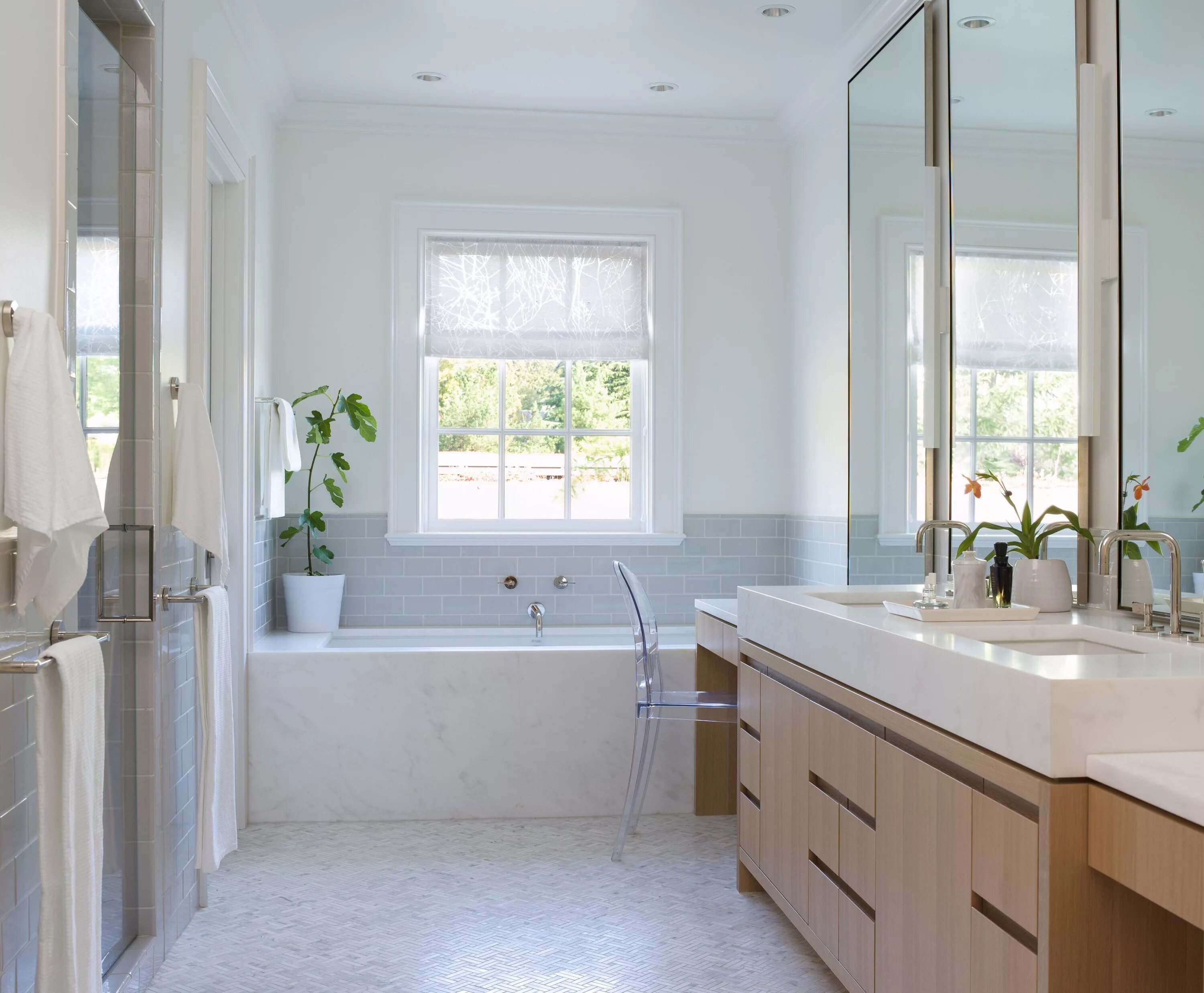 Планировка ванной комнаты с окном This Modern Georgian-Style Seattle Home Celebrates Its Gorgeous Setting Georgian