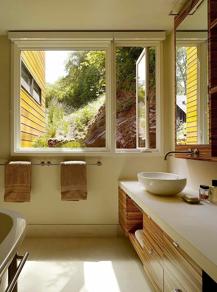 Планировка ванной комнаты с окном Cole Valley Residence by John Maniscalco Architecture HomeAdore Bathroom design,