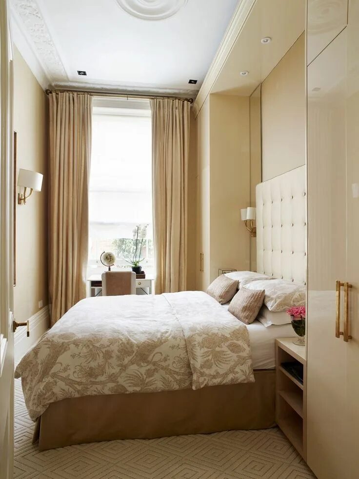 Планировка вытянутой спальни A Classic London Townhouse Apartment Gets a Glamorous Art Deco–Inspired Makeover