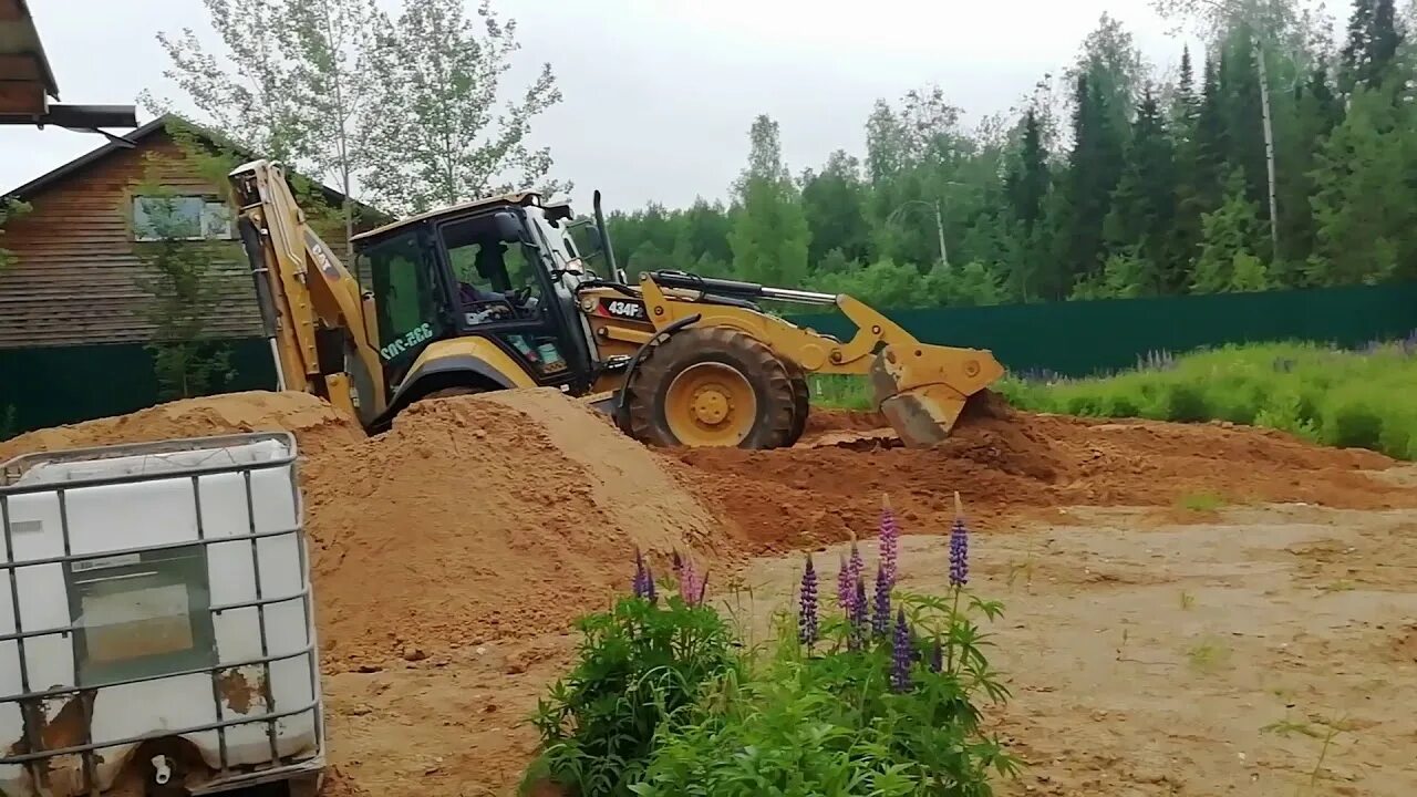 Планировка земельного участка трактора виды работ Планировка участка экскаватором-погрузчиком CAT 434F - YouTube