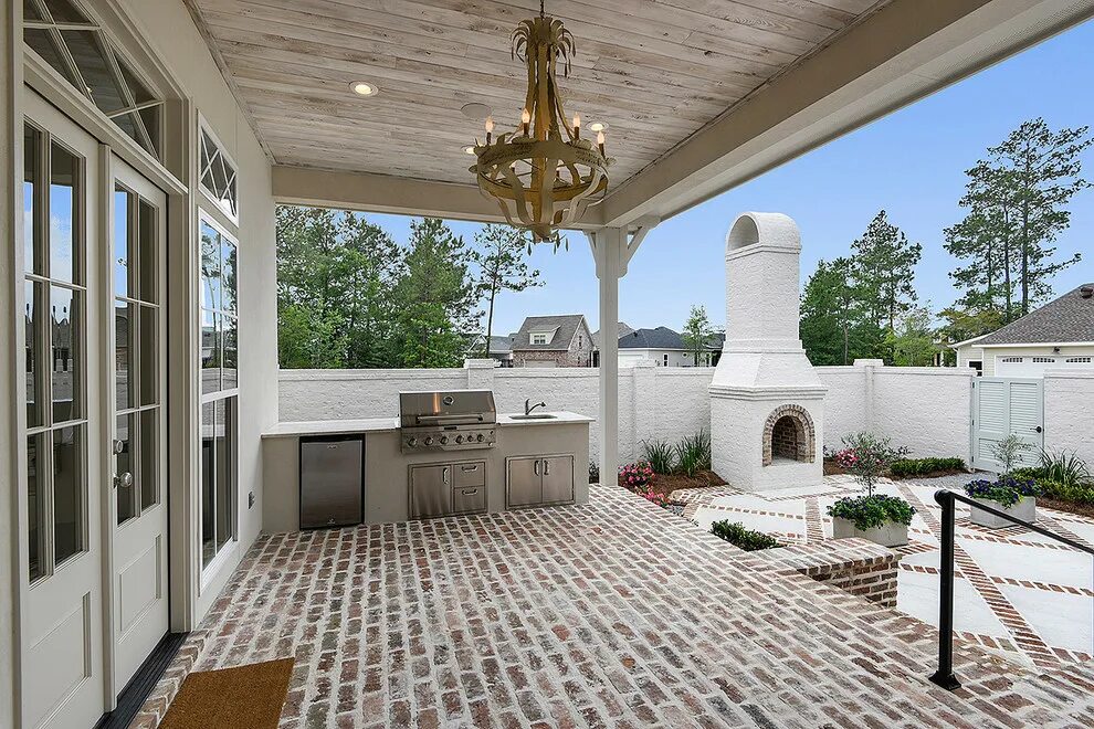 Планировки домов с выходом на террасу Transitional Porch - Неоклассика - Веранда - Новый Орлеан Houzz Россия