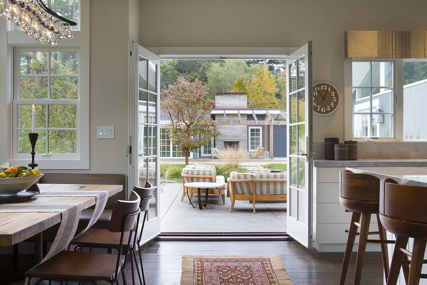 Планировки домов с выходом на террасу California Ranch Home - Lafayette Interior Design LMB Interiors Ranch style home