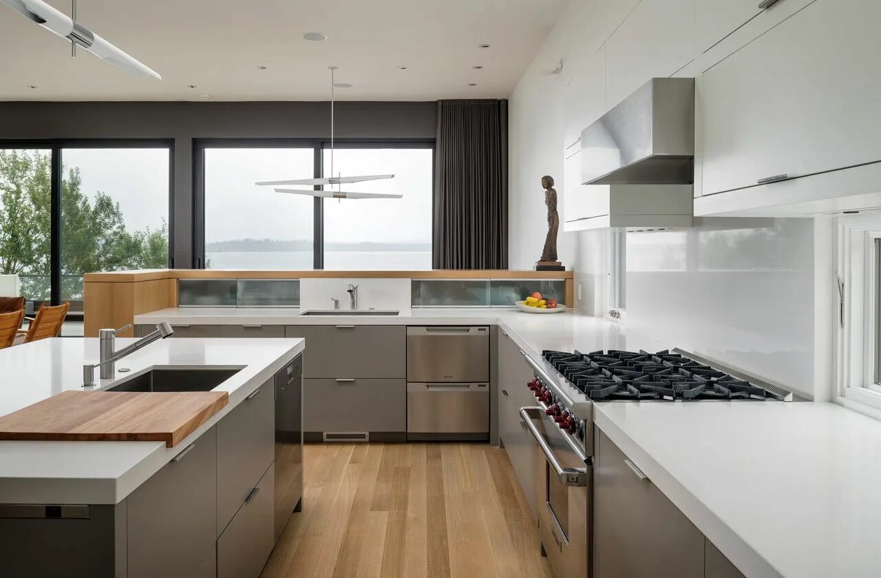 Планировки кухни с окном в современном A Lakeside Summer Retreat in Seattle by CCS Architecture Thiết kế, Thiết kế phòn