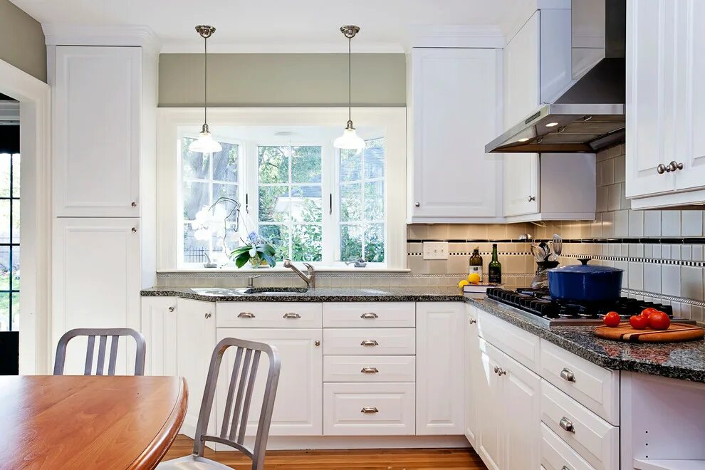 Планировки кухни с окном в современном Bay Window over Kitchen Sink - Классический - Кухня - Бриджпорт - от эксперта Ki