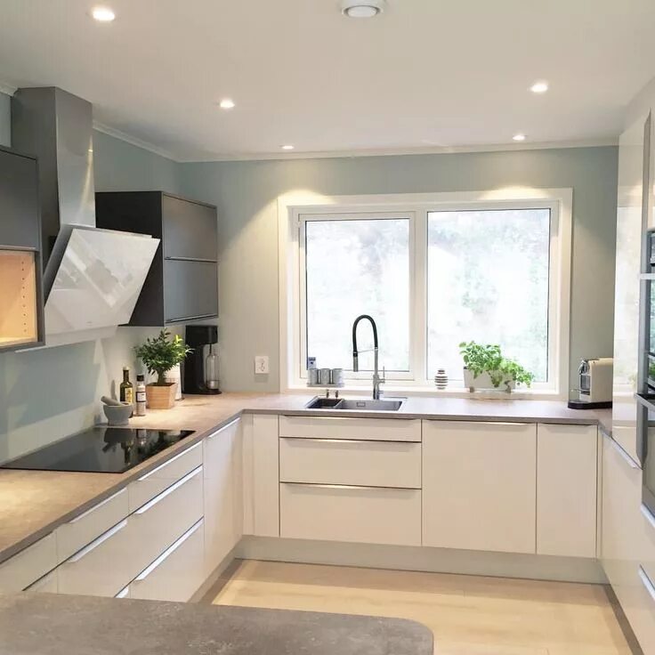 Планировки кухни с окном в современном Soft mint Kitchen interior, Kitchen layout, Interior design kitchen