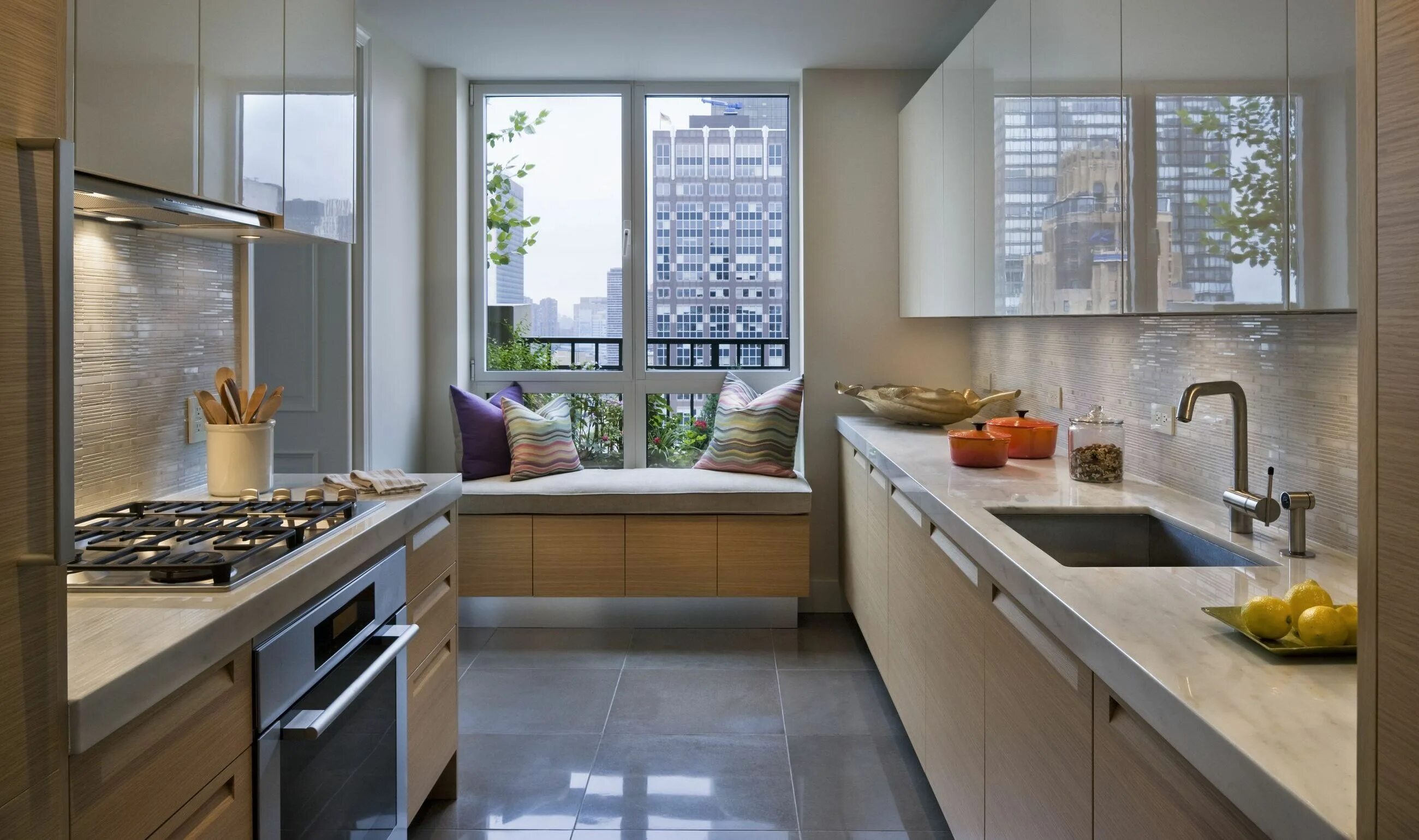 Планировки кухни с окном в современном BEEKMAN RESIDENCE - GRADE New York Galley kitchen design, Kitchen design small, 