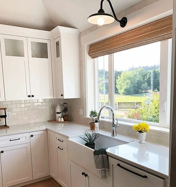 Планировки маленьких кухонь с окном Window Treatments by Bloggers Blindsgalore Kitchen design plans, Kitchen design,