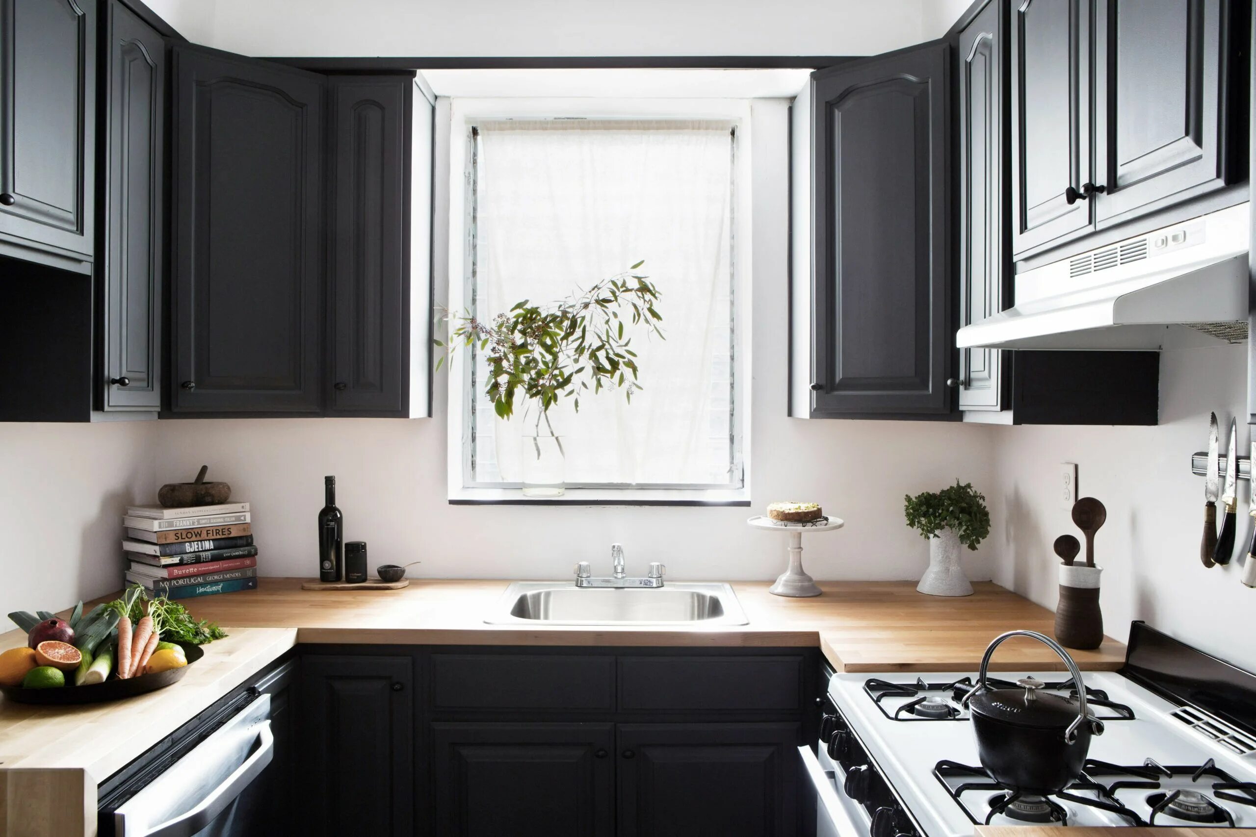 Планировки маленьких кухонь с окном Give Your Kitchen A Facelift EyeSwoon Kitchen layout, Kitchen facelift, Kitchen 