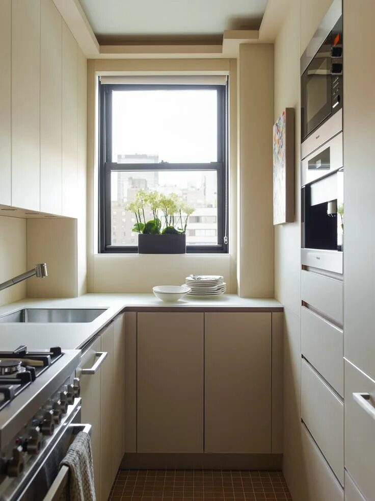 Планировки маленьких кухонь с окном Interior Design in New York City by Brett Design Chelsea Pied-à-terre Tiny kitch