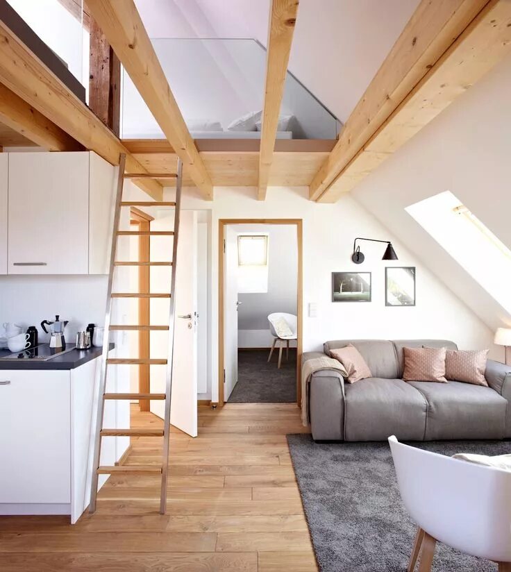 Планировки мансарды фото Ferienwohnung w7 homify Zeitgenössische häuser, Wohnung, Dachschräge einrichten
