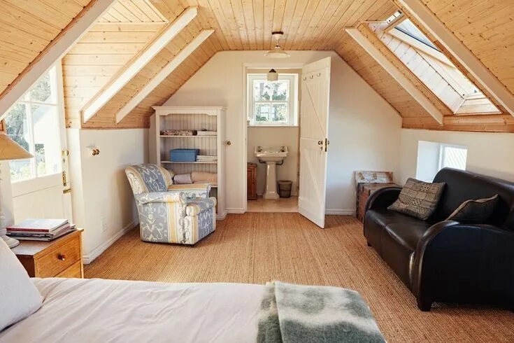 Планировки мансарды фото Épinglé par Jen Johnson sur Garage guest house Design de chambre mansardée, Loft