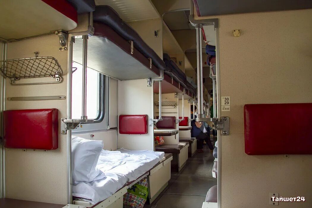 Плацкарт места в поезде ржд фото Как пассажиры верхних полок плацкарта ополчаются на обладателей нижних полок и о