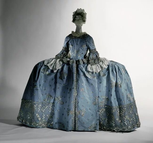 Платье 18 века фото little augury: McQueen's moves at the Met Court dresses, Historical dresses, Roc