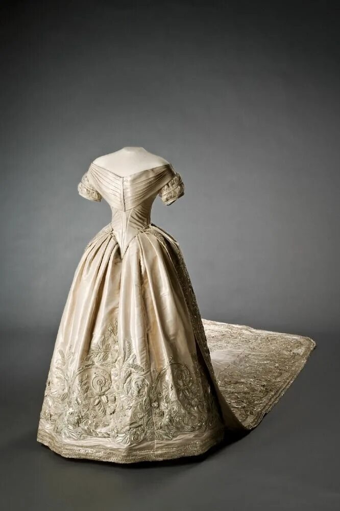 Платье 18 века фото WikiVictorian on Twitter Vintage gowns, Royal wedding gowns, Wedding gowns vinta