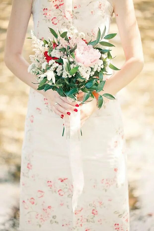 Платье белое с цветами фото Pantone 2016: Fiesta Red Wedding Inspiration & Colour Ideas Floral wedding dress