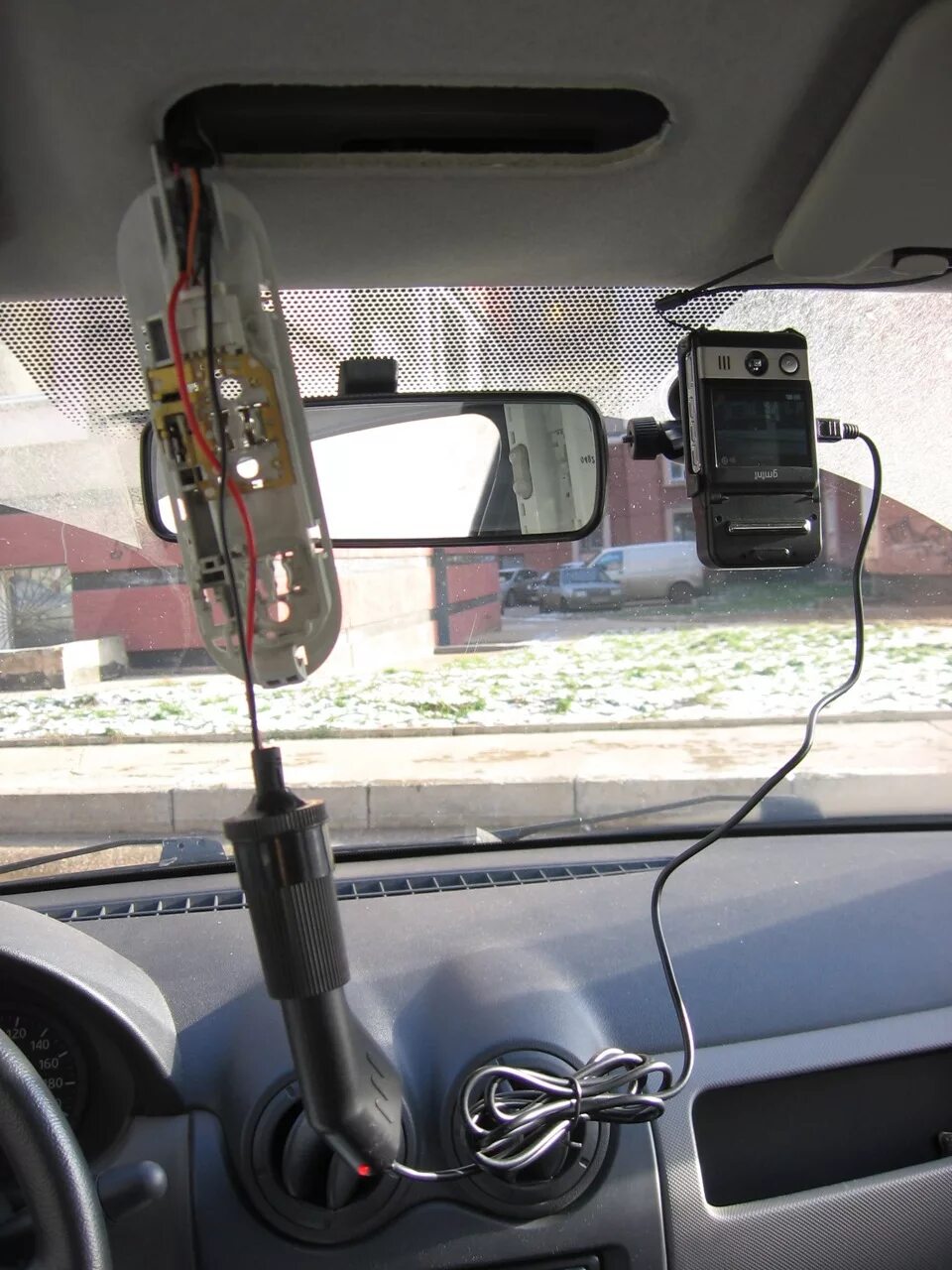 Подключение автомобильного регистратора 10 в логан 2 Подключение видеорегистратора к плафону освещения Логана, модернизация крепления
